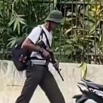 Seorang pria terekam menenteng benda menyerupai senjata laras panjang di Jalan Brigjen Zein Hamid, Medan. Foto: Tangkapan layar Instagram @riaksumut