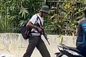 Seorang pria terekam menenteng benda menyerupai senjata laras panjang di Jalan Brigjen Zein Hamid, Medan. Foto: Tangkapan layar Instagram @riaksumut