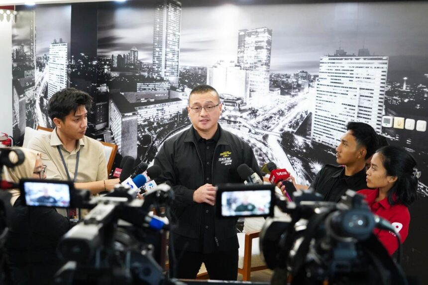 Anggota DPRD DKI Jakarta Fraksi PDI Perjuangan, Hardiyanto Kenneth, memberikan keterangan kepada awak media. Foto: Ist