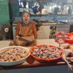 Sutina, pedagang ayam potong di Pasar Cibubur, Kecamatan Ciracas, Jakarta Timur. Foto: Joesvicar Iqbal/ipol.id