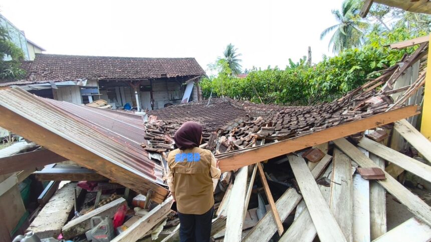 Rumah warga rusak akibat gempa bumi di Kabupaten Parigi Moutong, Sulawesi Tengah, Selasa (16/6/2026). Foto: BPBD Kabupaten Parigi Moutong
