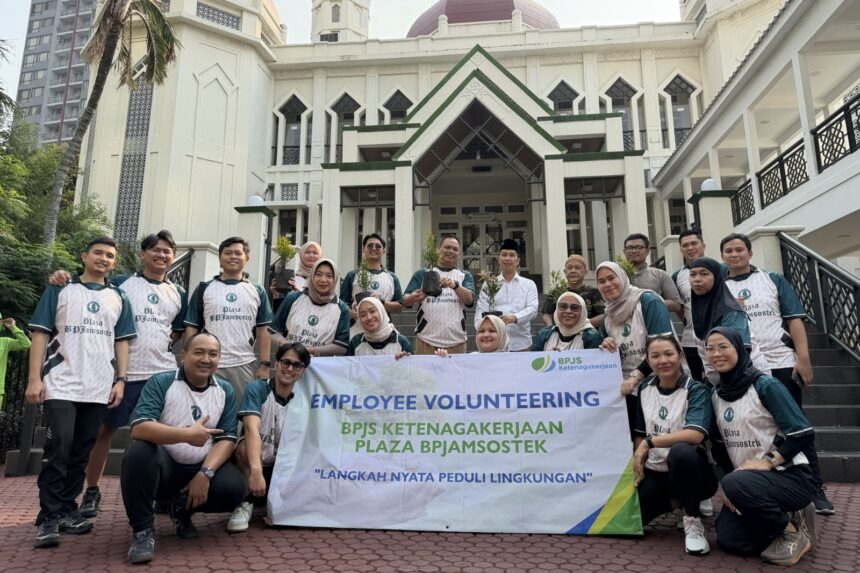 Karyawan Kantor Cabang BPJS Ketenagakerjaan Plaza BPJamsostek. Foto: Ist