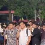 Ayah salah satu pelaku asusila tak kuasa menahan tangis, bahkan bersujud sambil berulang kali meminta maaf. Foto: Tangkapan layar Instagram @depok24jam
