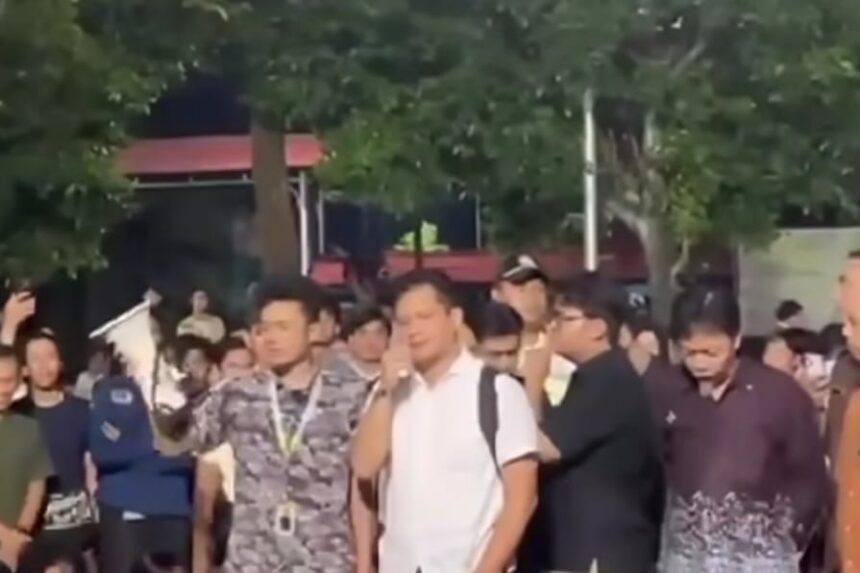 Ayah salah satu pelaku asusila tak kuasa menahan tangis, bahkan bersujud sambil berulang kali meminta maaf. Foto: Tangkapan layar Instagram @depok24jam