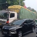 Truk patah sasis di Jalan Raya Bogor, Km 24, Ciracas, Jakarta Timur, Kamis (25/6/2026) pagi. Foto: Joesvicar Iqbal/ipol.id