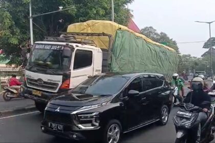 Truk patah sasis di Jalan Raya Bogor, Km 24, Ciracas, Jakarta Timur, Kamis (25/6/2026) pagi. Foto: Joesvicar Iqbal/ipol.id