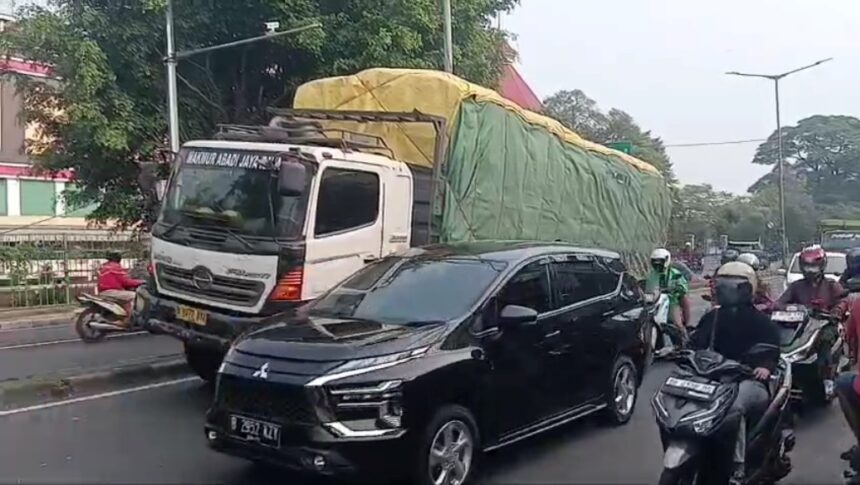 Truk patah sasis di Jalan Raya Bogor, Km 24, Ciracas, Jakarta Timur, Kamis (25/6/2026) pagi. Foto: Joesvicar Iqbal/ipol.id