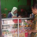 Niken Tiwi Arni, pelaku usaha warung sembako di Kelurahan Pandansari, Semarang, mampu mengembangkan usahanya melalui dukungan PNM Mekaar sebagai bagian dari sinergi Holding Ultra Mikro BRI Group. Foto: BRI