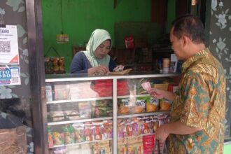 Niken Tiwi Arni, pelaku usaha warung sembako di Kelurahan Pandansari, Semarang, mampu mengembangkan usahanya melalui dukungan PNM Mekaar sebagai bagian dari sinergi Holding Ultra Mikro BRI Group. Foto: BRI