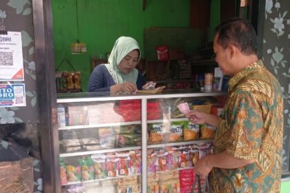 Niken Tiwi Arni, pelaku usaha warung sembako di Kelurahan Pandansari, Semarang, mampu mengembangkan usahanya melalui dukungan PNM Mekaar sebagai bagian dari sinergi Holding Ultra Mikro BRI Group. Foto: BRI