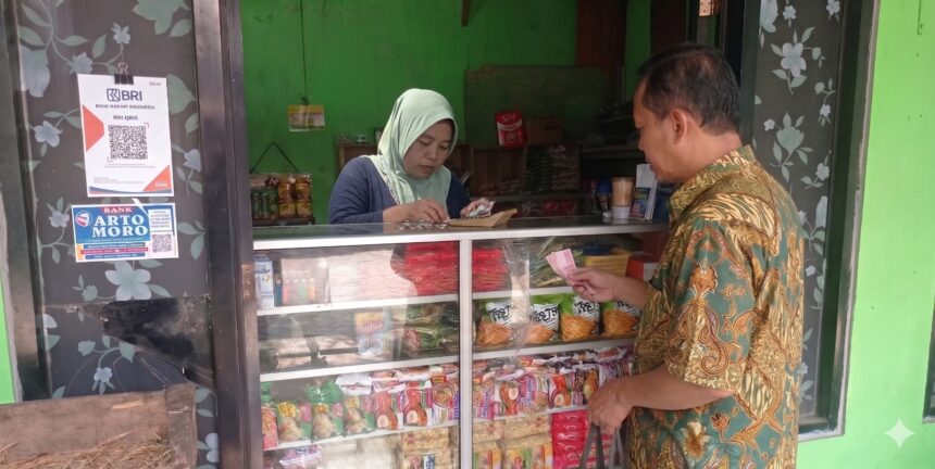 Niken Tiwi Arni, pelaku usaha warung sembako di Kelurahan Pandansari, Semarang, mampu mengembangkan usahanya melalui dukungan PNM Mekaar sebagai bagian dari sinergi Holding Ultra Mikro BRI Group. Foto: BRI