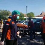 Petugas Tim SAR Surabaya bersama kepolisian dan TNI AL mengevakuasi jenazah Ruly Yunis Setiawati yang ditemukan di kawasan Bandara Internasional Juanda. Foto: TikTok @news62_