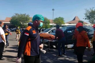Petugas Tim SAR Surabaya bersama kepolisian dan TNI AL mengevakuasi jenazah Ruly Yunis Setiawati yang ditemukan di kawasan Bandara Internasional Juanda. Foto: TikTok @news62_