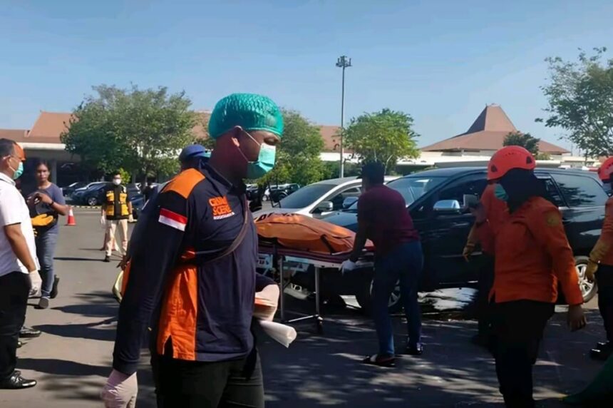 Petugas Tim SAR Surabaya bersama kepolisian dan TNI AL mengevakuasi jenazah Ruly Yunis Setiawati yang ditemukan di kawasan Bandara Internasional Juanda. Foto: TikTok @news62_