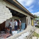Direktur Penanganan Darurat Wilayah I BNPB, Agus Riyanto berkoordinasi dengan BPBD setempat dan instansi terkait di lokasi terdampak Desa Kamaroa, Kecamatan Nokilalaki, Kabupaten Sigi, Sulawesi Tengah, Rabu (17/6/2026). Foto: Ist