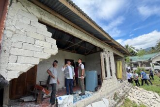 Direktur Penanganan Darurat Wilayah I BNPB, Agus Riyanto berkoordinasi dengan BPBD setempat dan instansi terkait di lokasi terdampak Desa Kamaroa, Kecamatan Nokilalaki, Kabupaten Sigi, Sulawesi Tengah, Rabu (17/6/2026). Foto: Ist