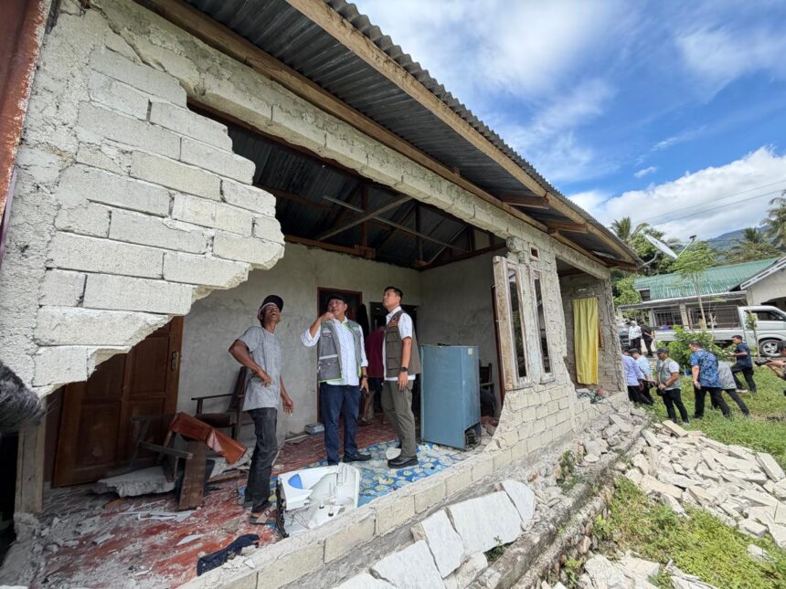 Direktur Penanganan Darurat Wilayah I BNPB, Agus Riyanto berkoordinasi dengan BPBD setempat dan instansi terkait di lokasi terdampak Desa Kamaroa, Kecamatan Nokilalaki, Kabupaten Sigi, Sulawesi Tengah, Rabu (17/6/2026). Foto: Ist