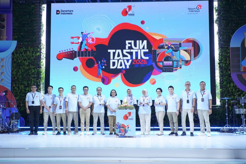 Dewan Komisaris, Direksi, dan Senior Leader TelkomGroup menghadiri puncak perayaan Hari Ulang Tahun ke-61 Telkom bertajuk Siner61 Transformasi - Funtastic Day 2026 di The Telkom Hub, Jakarta, Senin (6/7). Foto: Telkom Indonesia