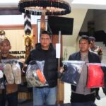 Polisi menunjukkan barang bukti kasus penganiyaan yang menewaskan terduga pencuri ayam di Tabanan, Bali. Foto: Polres Tabanan