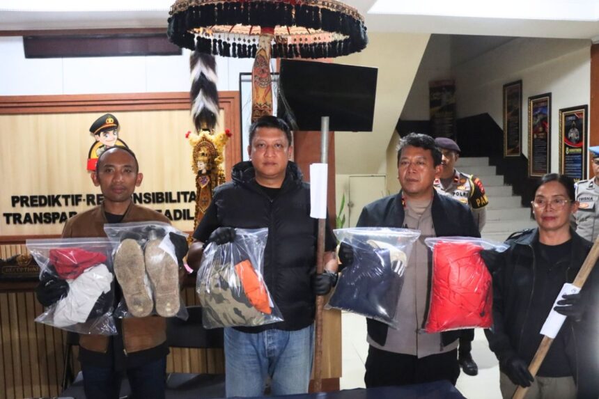 Polisi menunjukkan barang bukti kasus penganiyaan yang menewaskan terduga pencuri ayam di Tabanan, Bali. Foto: Polres Tabanan