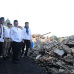 Gubernur DKI Jakarta, Pramono Anung, didampingi Wali Kota Jakarta Timur, Munjirin meninjau wilayah terdampak pembebasan lahan untuk normalisasi sungai di kawasan Kelurahan Cawang, Kecamatan Kramat Jati, Jakarta Timur, Jumat (10/7/2026). Foto: Ist