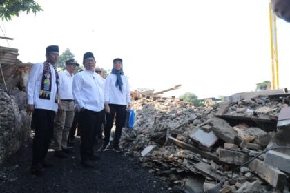 Gubernur DKI Jakarta, Pramono Anung, didampingi Wali Kota Jakarta Timur, Munjirin meninjau wilayah terdampak pembebasan lahan untuk normalisasi sungai di kawasan Kelurahan Cawang, Kecamatan Kramat Jati, Jakarta Timur, Jumat (10/7/2026). Foto: Ist