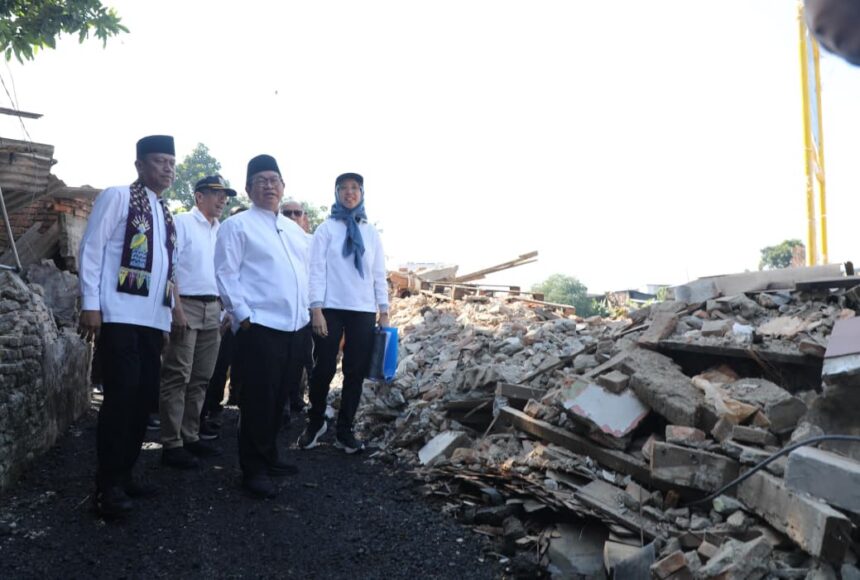 Gubernur DKI Jakarta, Pramono Anung, didampingi Wali Kota Jakarta Timur, Munjirin meninjau wilayah terdampak pembebasan lahan untuk normalisasi sungai di kawasan Kelurahan Cawang, Kecamatan Kramat Jati, Jakarta Timur, Jumat (10/7/2026). Foto: Ist