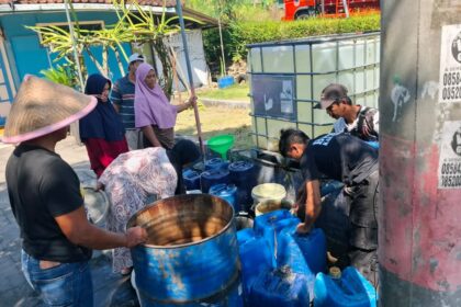 Pendistribusian air bersih di Ciamis, Jawa Barat. Foto: Ist