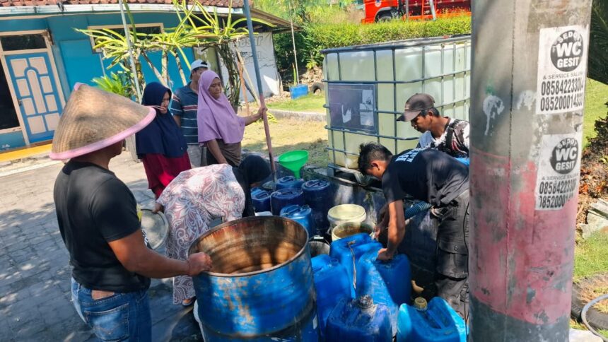 Pendistribusian air bersih di Ciamis, Jawa Barat. Foto: Ist