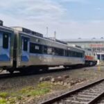 Perlintasan rel kereta api arah Bekasi ke Stasiun Jatinegara, Jakarta Timur. Foto: Joesvicar Iqbal/ipol.id