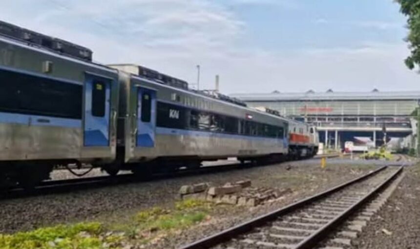 Perlintasan rel kereta api arah Bekasi ke Stasiun Jatinegara, Jakarta Timur. Foto: Joesvicar Iqbal/ipol.id