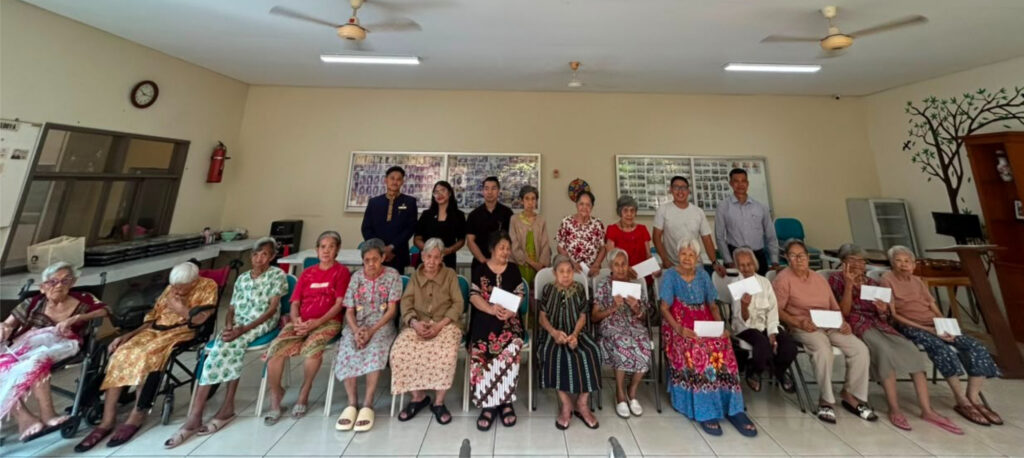 Hotel Ciputra Jakarta Gelar CSR Bersama Sahabat Anak Grogol dan Wisma Berea Kedoya 2 Hotel Ciputra Jakarta kembali menggelar kegiatan Corporate Social Responsibility (CSR) dengan mengunjungi Sahabat Anak Grogol dan Wisma Berea Kedoya. (istimewa/dok. Hotel Ciputra Jakarta).