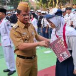 Wali Kota Jakarta Selatan, Syafrin Liputo menyematkan tanda pengenal Masa Pengenalan Lingkungan Sekolah (MPLS) kepada perwakilan siswa sebagai simbol dimulainya rangkaian kegiatan pengenalan lingkungan sekolah Tahun Ajaran 2026/2027 di SMKN 57 Jakarta, Jalan Margasatwa Raya, Ragunan, Pasar Minggu, Senin (13/7/2026) pagi. Foto: Ist