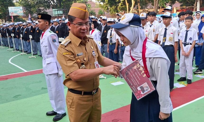 Wali Kota Jakarta Selatan, Syafrin Liputo menyematkan tanda pengenal Masa Pengenalan Lingkungan Sekolah (MPLS) kepada perwakilan siswa sebagai simbol dimulainya rangkaian kegiatan pengenalan lingkungan sekolah Tahun Ajaran 2026/2027 di SMKN 57 Jakarta, Jalan Margasatwa Raya, Ragunan, Pasar Minggu, Senin (13/7/2026) pagi. Foto: Ist