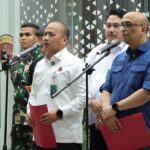 Kapuspenkum Kejaksaan Agung (Kejagung), Anang Supriatna (kiri) saat memberikan keterangan kepada awak media di Gedung Bundar Kejagung. Foto: Yudha Krastawan/ipol.id