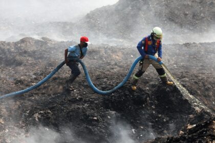 Personil gabungan berjibaku memadamkan api kebakaran TPA Jatiwaringin, Tangerang, menggunakan semprotan air, Selasa (7/7/2026). Foto: Ist