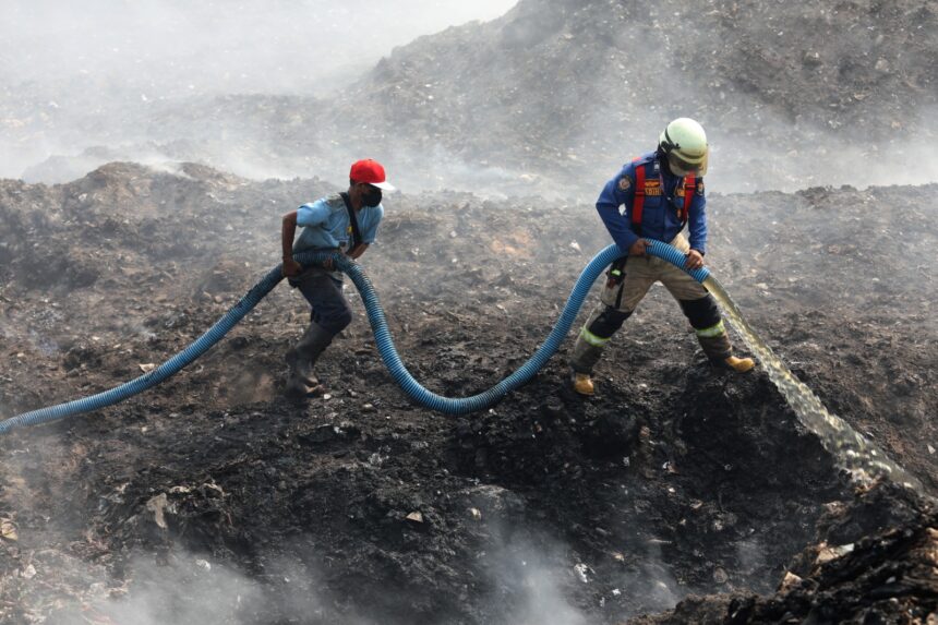 Personil gabungan berjibaku memadamkan api kebakaran TPA Jatiwaringin, Tangerang, menggunakan semprotan air, Selasa (7/7/2026). Foto: Ist