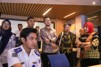 Ketua Pansus Tata Kelola Perparkiran DPRD DKI Jakarta l, Jupiter saat melakukan peninjauan di Pusdatin Dishub DKI Jakarta. Foto: Ist