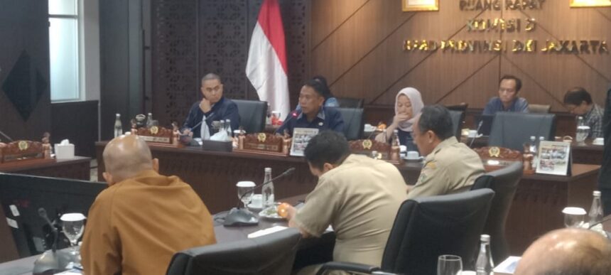 Wakil Ketua Komisi D DPRD DKI, M Idris saat memimpin rapat. Foto: Sofian/ipol.id
