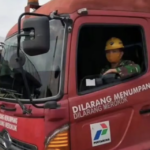 Prajurit JTNI jadi sopir truk BBM. Foto: Medsos