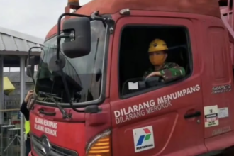 Prajurit JTNI jadi sopir truk BBM. Foto: Medsos