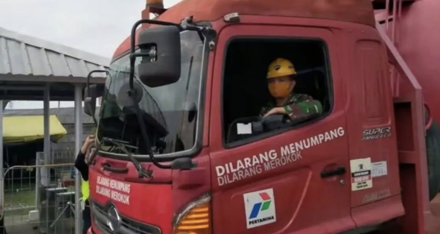 Prajurit JTNI jadi sopir truk BBM. Foto: Medsos
