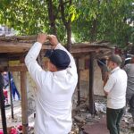 Petugas menertibkan bangunan liar dan lapak pedagang di pinggir Jalan Kerja Bakti, RT 01/02, Kelurahan Makasar, Kecamatan Makasar, Jakarta Timur, Rabu (15/7/2026). Foto: Ist