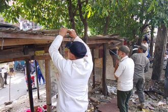 Petugas menertibkan bangunan liar dan lapak pedagang di pinggir Jalan Kerja Bakti, RT 01/02, Kelurahan Makasar, Kecamatan Makasar, Jakarta Timur, Rabu (15/7/2026). Foto: Ist