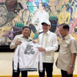 Ang Tjiu Bu alias Abu Hasan yang didampingi C Suhadi, Eddy Ghazali dan Intan Kunang dari kantor hukum SES, saat bertemu dengan mantan Presiden ke-7 RI, Joko Widodo. Foto: Ist