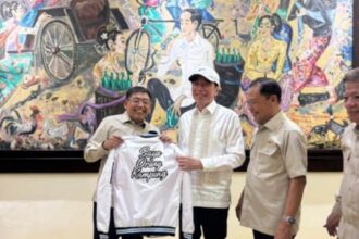 Ang Tjiu Bu alias Abu Hasan yang didampingi C Suhadi, Eddy Ghazali dan Intan Kunang dari kantor hukum SES, saat bertemu dengan mantan Presiden ke-7 RI, Joko Widodo. Foto: Ist