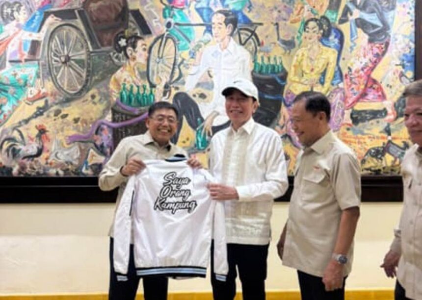 Ang Tjiu Bu alias Abu Hasan yang didampingi C Suhadi, Eddy Ghazali dan Intan Kunang dari kantor hukum SES, saat bertemu dengan mantan Presiden ke-7 RI, Joko Widodo. Foto: Ist
