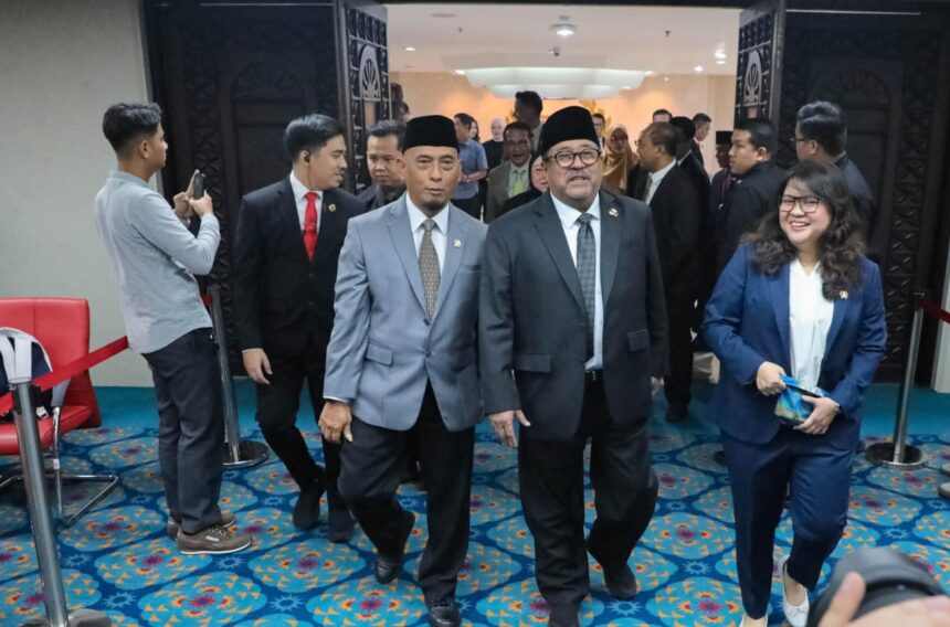Wagub Rano Karno usai mengikuti rapat paripurna DPRD DKI bersama dengan anggota Fraksi Demokrat, Lazarus. Foto: Ist