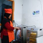 Di balik beragam produk olahan pala yang dihasilkan Kelompok Wanita Tani (KWT) Bina Tani Mysari Pala, tersimpan semangat para perempuan di Kelurahan Muarasari, Kecamatan Bogor Selatan, untuk mengubah potensi lokal menjadi peluang ekonomi. Foto: Dok BRI
