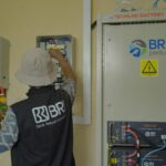 Melalui program Corporate Social Responsibility (CSR) BRI Peduli, Perseroan menyalurkan bantuan Pembangkit Listrik Tenaga Surya (PLTS) berkapasitas 17,4 kWp yang dilengkapi Battery Energy Storage System (BESS) berkapasitas 43,2 kWh di Desa Bojong, Kecamatan Rongga, Kabupaten Bandung Barat. Foto: Dok BRI